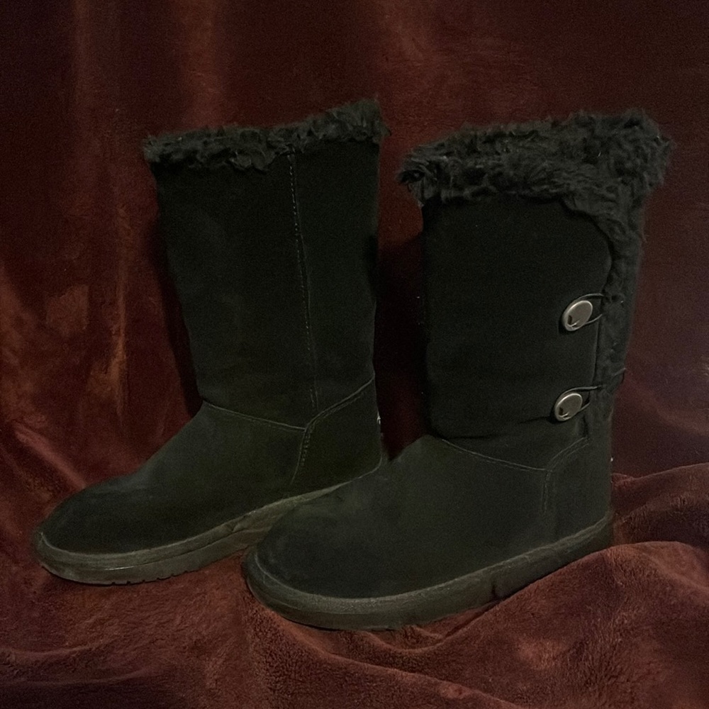 Hardly used black Koolaburra by Ugg girl’s tall boot size 2